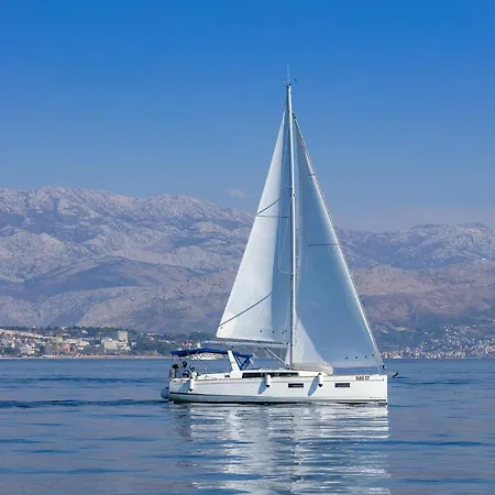 Beneteau Oceanis 38.1.- Anima Maris I 船上ホテル スプリト